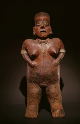 Figurine, die eine aufwendig bemalte Frau darstellt